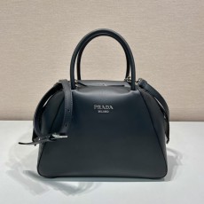 프라다 PRADA 스몰 브러쉬드 가죽 핸드백